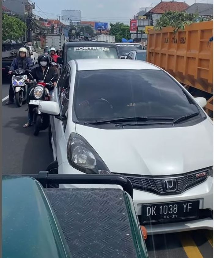 Honda Jazz GE8 pelawan arah dan pelanggar marka jalan dipukul mundur Land Rover tua di Denpasar, Bali