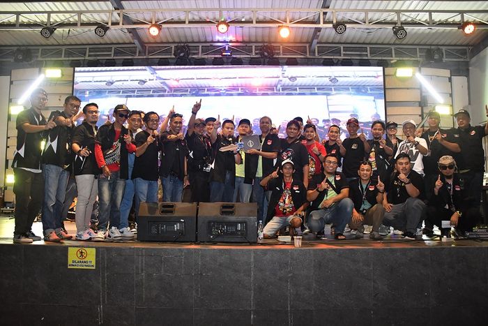 Penyerahan simbolis Nissan Livina L10 yang menjadi hadiah utama dalam perayaan 10 tahun Gravinci Chapter Bekasi Patriot