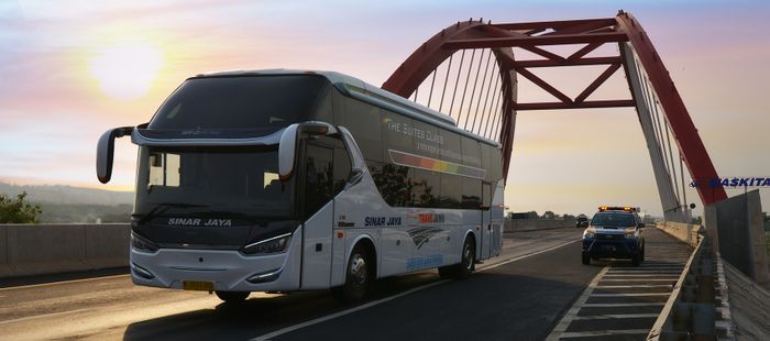 Bus PO Sinar Jaya melintasi jembatan Kalikuto ruas tol Semarang-Batang