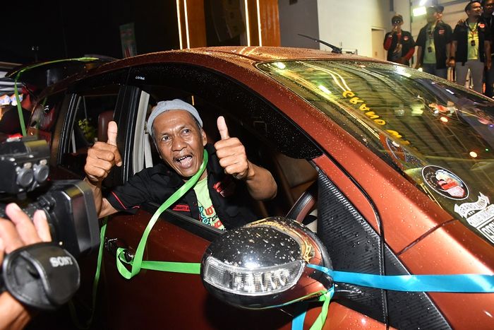 Pemenang satu unit Nissan Livina L10 dalam perayaan 10 tahun Gravinci Chapter Bekasi Patriot dari anggota komunitas SC Gowest