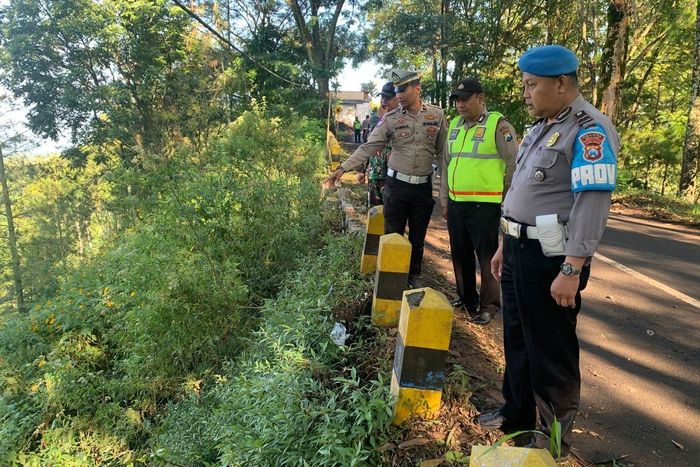Jip wisata gunung Bromo Toyota Land Cruiser FJ40 terjun ke jurang sedalam 3 meter saat membawa 8 orang wisatawan termasuk WNA Korea Selatan