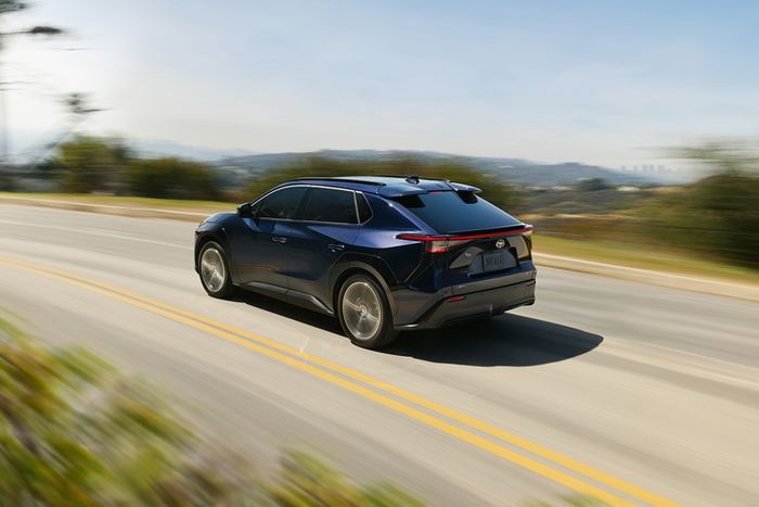 Secara tampilan, Toyota bZ semakin menawan lewat upgrade tampilan seperti fender sewarna bodi.