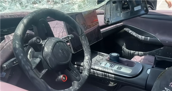 Kondisi interior Xiaomi SU7 Max usai tertimpa truk