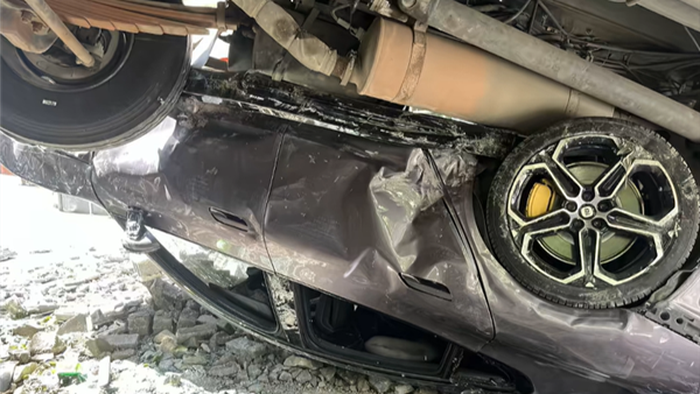 Kondisi mobil sesaat usai tertimpa truk