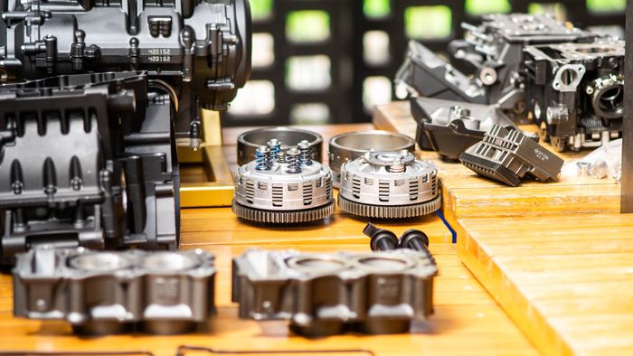 Ada sesi bedah mesin R25 dan MT-25 terbaru, ternyata ubahannya banyak banget