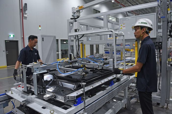 Proses perakitan baterai mobil listrik Hyundai Kona Electric di PT Hyundai Energi Indonesia