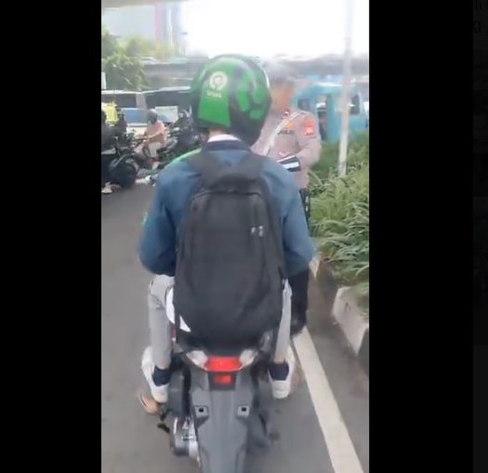 Honda BeAT pengendara ojek online tidak dipasangi pelat nomor belakang