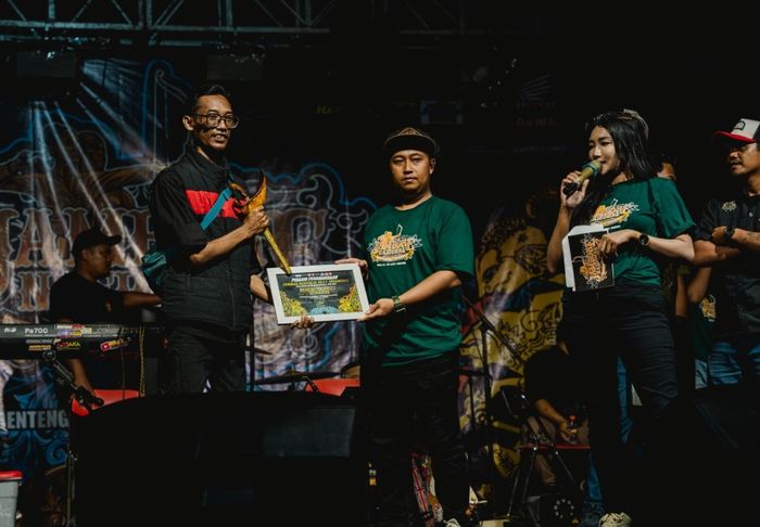 Penyerahan plakat penghargaan di acara Jamnas XI RBI