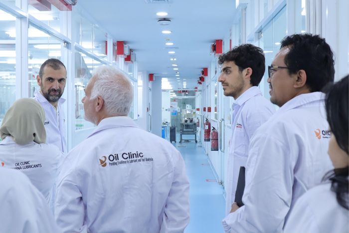 Tim Lamborghini diajak melihat fasilitas yang tersedia di Lubricants Technology Center (LTC). 