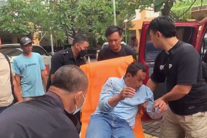 Pria inisial A (50) dibopong Polisi setelah betis kiri ditembak anggota Satreskrim Polres Ponorogo karena jadi pelaku pencurian uang Rp 350 juta di dalam kabin Toyota Fortuner