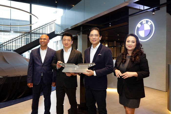 Peter Sunny Medalla, President Director BMW Group Indonesia dan Jodie O&rsquo;tania, Director of Communications BMW Group Indonesia, Chief Executive BMW Astra Sanfrantis Tanu, Operation Manager BMW Astra Teguh Widodo dalam peresmian dealer BMW Astra Surabaya