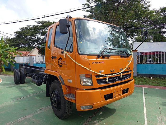 Mitsubishi Fuso Fighter yang diserahkan PT Krama Yudha Tiga Berlian Motors (PT KTB) kepada SMK Negeri 1 Kamal, Madura, Jawa Timur