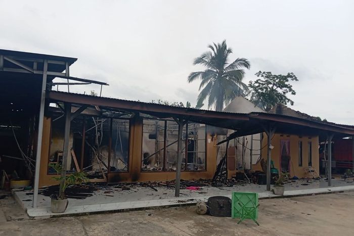 Rumah milik Lurah Gunung Agung, Lampung Tengah, Lampung yang dibakar warganya sendiri beserta tiga mobil lain