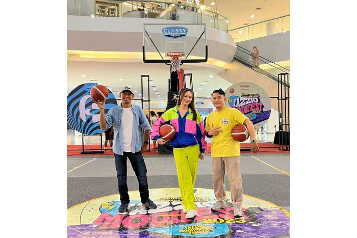 Para juri ikut meramaikan kompetisi basket di Fazzio Modifest 2025