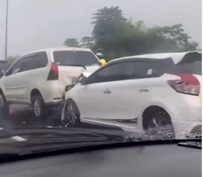 Kondisi Toyota Yaris dan Daihatsu Xenia setelah kecelakana beruntun lima mobil di KM 154-200/B tol Cileunyi, kabupaten Bandung, Jawa Barat