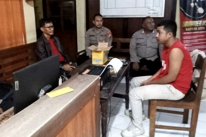 DS (32) berbaju merah, pelaku pembakaran mobil pikap Tata ACE EX 2 milik Andyk Widodo di Jalan Majapahit, Kelurahan Gedog, Kecamatan Sananwetan, Kota Blitar, Jawa Timur