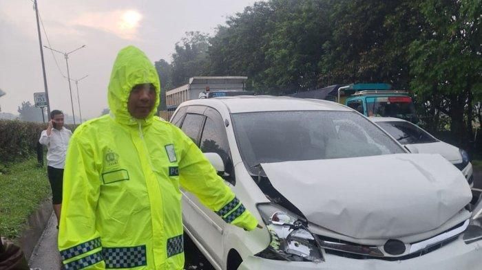 Anggota Polisi tunjukan kondisi Daihatsu Xenia yang terlibat kecelakaan beruntun lima mobil di KM 154-200/B tol Cileunyi, kabupaten Bandung, Jawa Barat