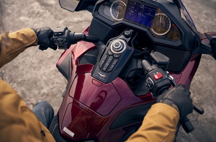 Konsol dan panel instrumen Honda Gold Wing terbaru