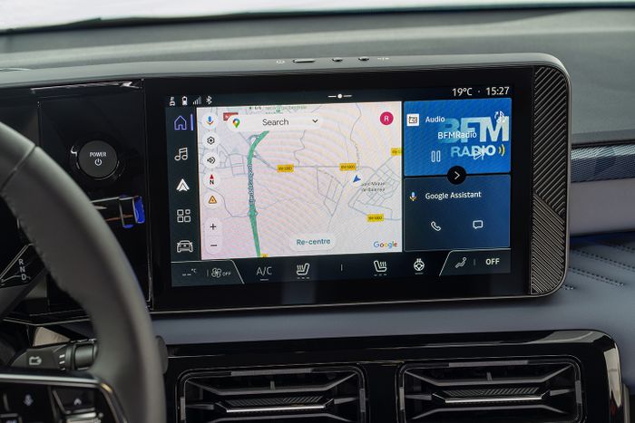 Closeup head unit Nissan Micra EV yang sudah dapat Google Built In.