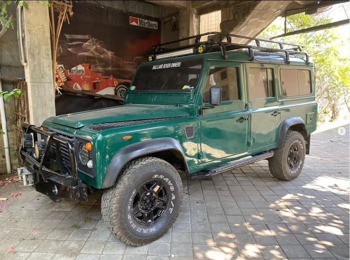 Land Rover Defender sang pengadang motor dan mobil lawan arah di Denpasar, Bali yang viral hingga dapat dukungan anggota DPR