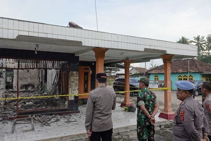 Kapolres Lampung Tengah, AKBP Alsyahendra dan Dandim 0411/KM, Letkol Inf Nofal Darmawan tinjau rumah Lurah Gunung Agung yang dibakar massa