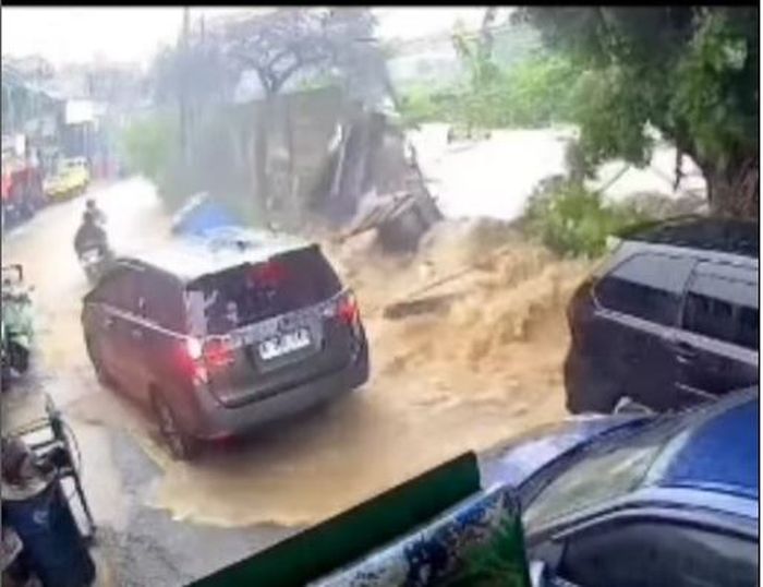 Momen tembok gudang Dinas SDA di Jl AUP Rawa Minyak, Pasar Minggu, Jakarta Selatan jebol muntahkan air bah