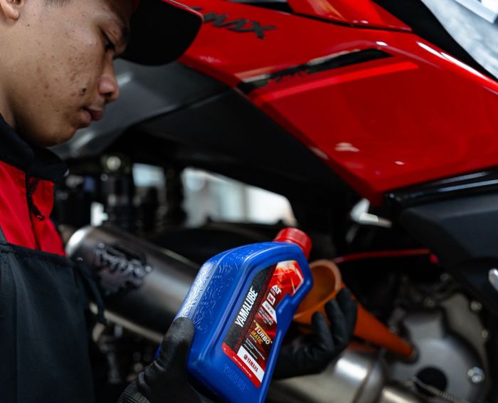 Teknisi Yamaha mengganti oli menggunakan Yamalube Turbo Matic
