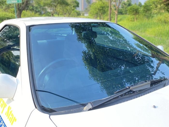 Karakter kaca film Pengepul Mobil berwarna kehijauan yang bisa berubah jadi hitam pekat