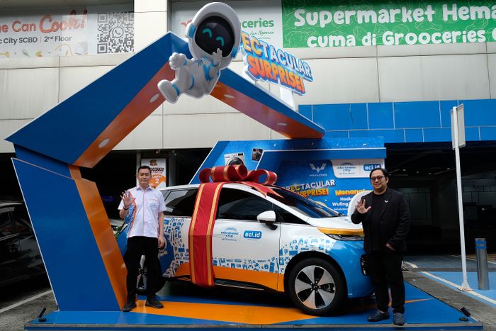 Brian Gomgom, Brand Communication Senior Manager Wuling Motors dan Hartaja Kurniawan, Deputy Director Marketing Electronic City bersama Wuling New Cloud EV