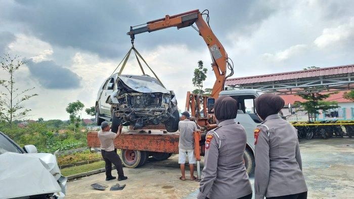 Kondisi Toyota Fortuner yang terlibat kecelakaan maut dengan motor di Kepulauan Riau