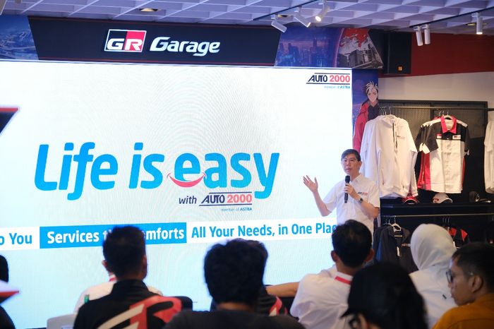 Chief Executive Auto2000, Anton Jimmi Suwandy, sedang memberikan pemaparan mengenai inisiatif Life is Easy kepada para wartawan pada acara GR Garage Media Day di GR Garage by Auto2000.