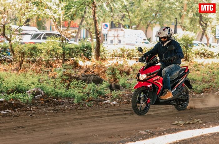 Suzuki Easy 115 punya winshield kecil di area setang