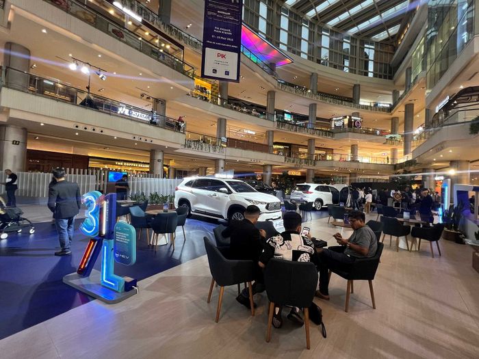 Toyota Space di PIK Avenue