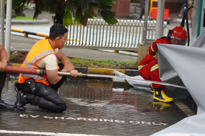 Penyemprotan air langsung ke bagian bawah baterai