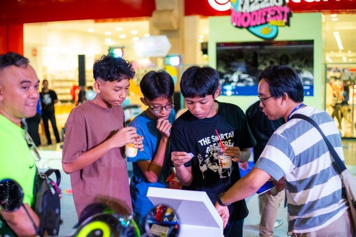 Pengunjung berasal dari berbagai kalangan, termasuk dewasa dan anak muda