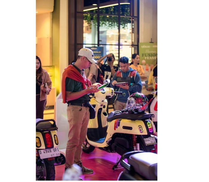 Juri melakukan penilaian pada motor setiap pesert