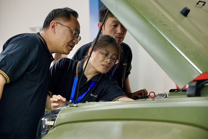 Tim ahli asal China kiriman BAIC Internasional melakukan pengecekan ke mobil rakitan BAIC Indonesia