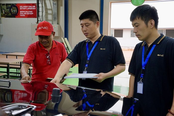 BAIC Internasional kirimkan enam tim ahli asal China untuk transfer pengetahuan dan keahlian teknologi ke pekerja PT HANDAL INDONESIA MOTOR (PT HIM) untuk persiapan perakitan lokal BJ40 Plus di Indonesia