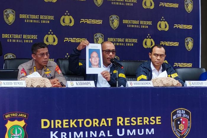 Ditreskrimsus Polda Metro Jaya merilis foto Ketua Pemuda Majelis Pimpinan Cabang (MPC) Pemuda Pancasila (PP) Kota Tangerang Selatan berinisial MR yang kini dicari Polisi atas kasus pendudukan parkiran RSU Tangerang