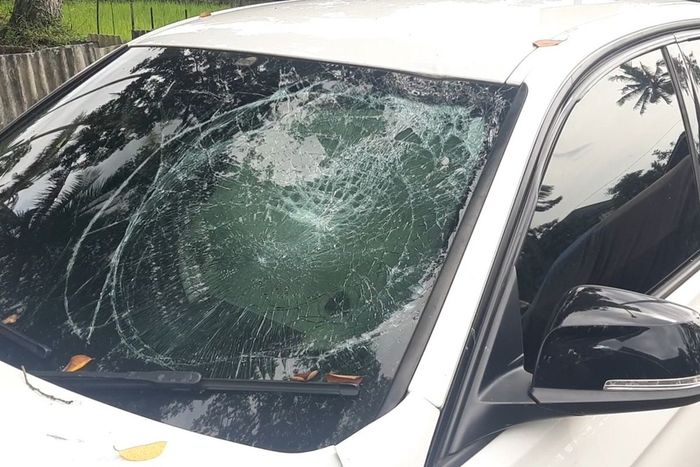 Kaca BMW 320i pecah akibat benturan dengan Honda Vario 150 yang menewaskan Argo Ericko Achfandi, mahasiswa Fakultas Hukum UGM di Sleman, Yogyakarta