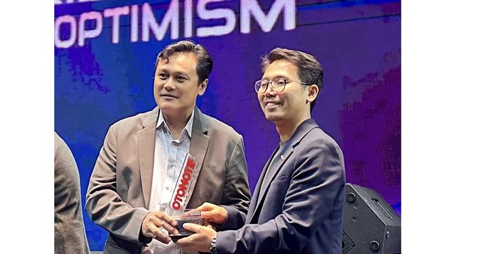 Pemberian penghargaan dari tim juri kepada pihak Geely