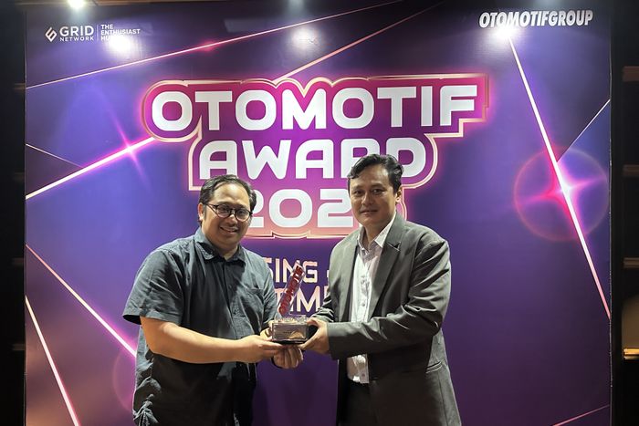 Foto bersama Brian Gomgon dengan Haryadi Hidayat selaku Managing Editor Otomotif