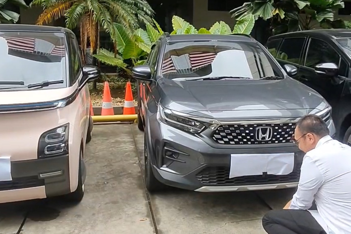 Wuling Air EV dan Honda WR-V yang disita dari oknum pegawai Kemenaker dugaan kasus korupsi Rencana Penggunaan Tenaga Kerja Asing (RPTKA)
