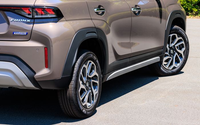 Suzuki Fronx Jepang dapat pelek baut 5.