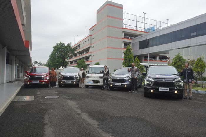 Empat Xpander dan satu L100 EV yang diberikan Mitsubishi kepada SMK dengan jurusan Teknik Kendaraan Ringan (TKR) sebagai kendaraan praktikum