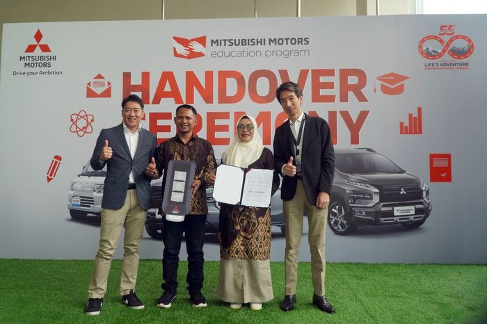 Kazuto Azuma, Director of After Sales Division PT MMKSI (kiri) dan Masaaki Fujiwara, Director of Product Strategy Division PT MMKSI (kanan) menyerahkan 10 unit kendaraan secara simbolis kepada 10 SMK terpilih dengan jurusan Teknik Kendaraan Ringan (TKR) di kantor MMKSI.