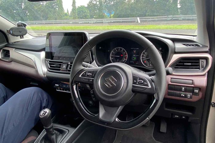 Kabin Suzuki Fronx GX, phone holder adalah aksesori tambahan.