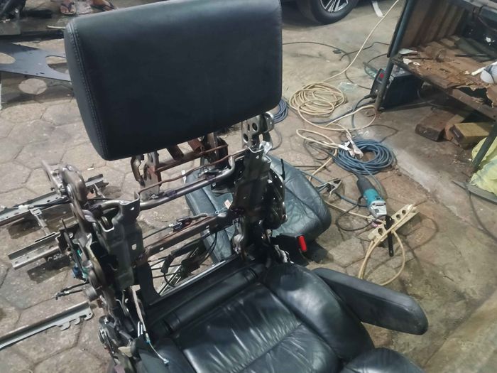 Ilustrasi pembongkaran jok untuk dibersihkan