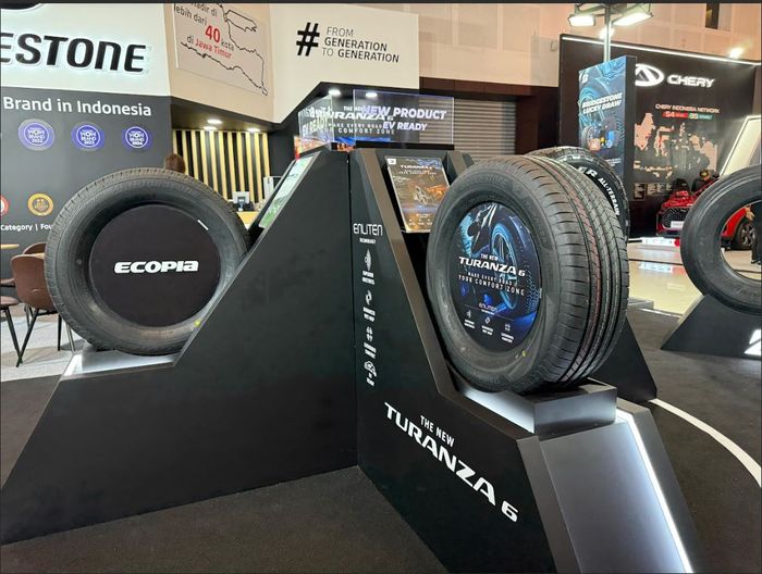Produk-produk unggulan dari Bridgestone yang dibawa selama gelaran IIMS Surabaya 2025