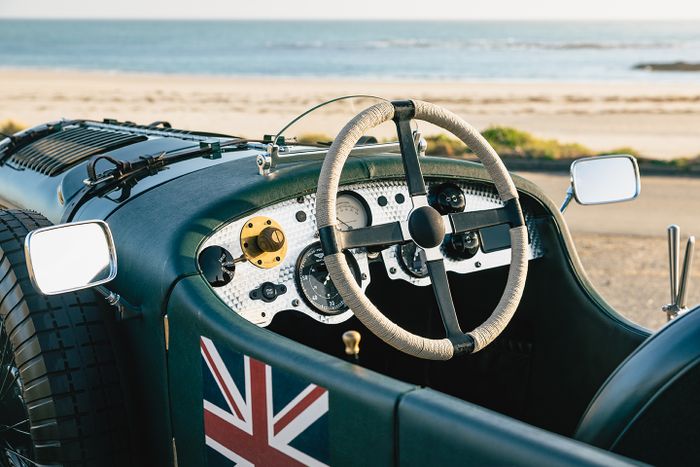 Kabin Bentley Blower Junior mirip asli.